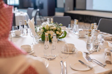 تنظيم خدمات الضيافة وتقديم الطعام والمشروبات خلال المؤتمر من خدمات تنظيم المؤتمرات في السعودية