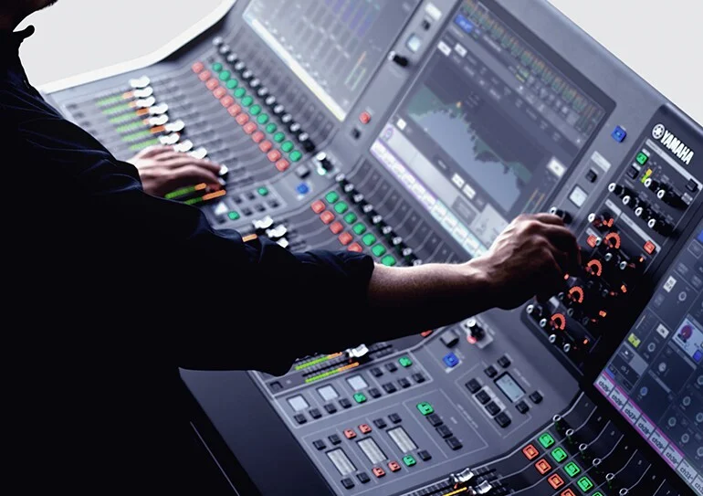 تشغيل أنظمة الصوت والصورة أثناء الفعاليات من خدمات الأنظمة الصوتية والبصرية والإضاءة