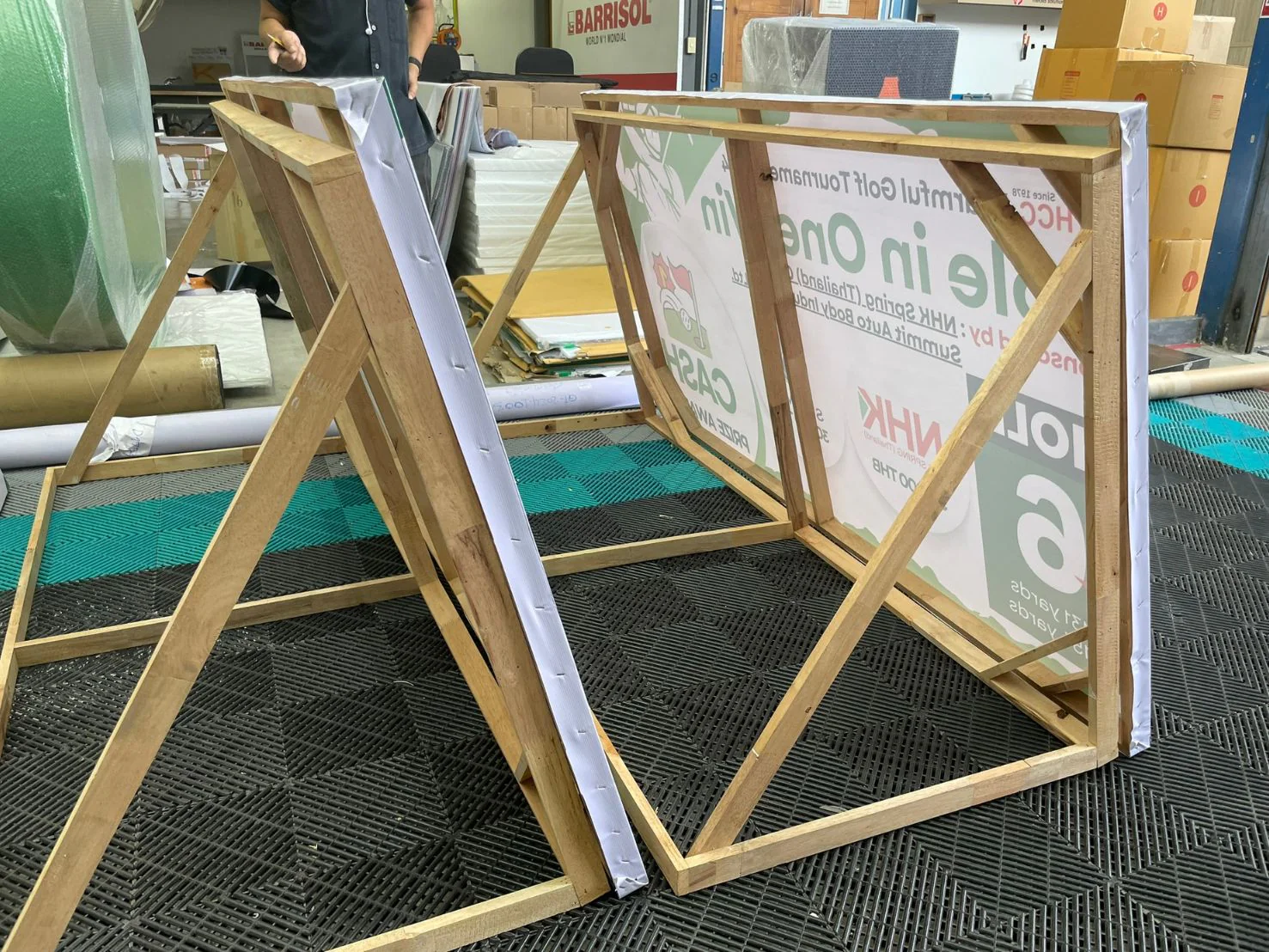 استخدام خامات متنوعة في تنفيذ الجداريات الفنية خدمة تصميم جداريات في السعودية