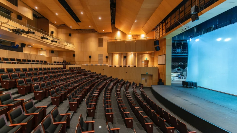 تجهيز قاعات المؤتمرات بأنظمة صوت وإضاءة حديثة من خدمات تنظيم المؤتمرات في السعودية