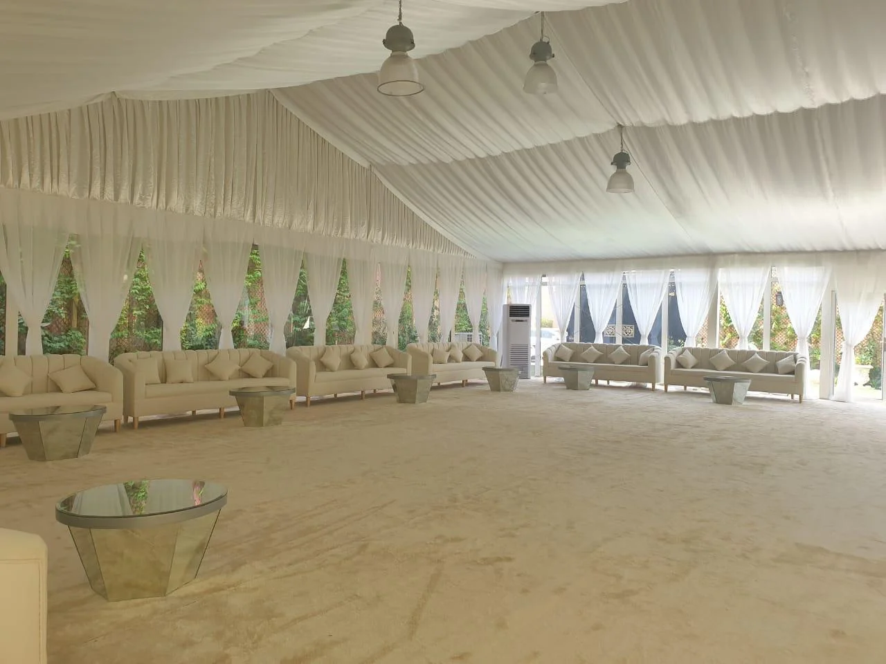 تصميم داخلي للخيام مع أثاث وإضاءة متكاملة خدمة تأجير الخيام الأوروبية والشعبية
