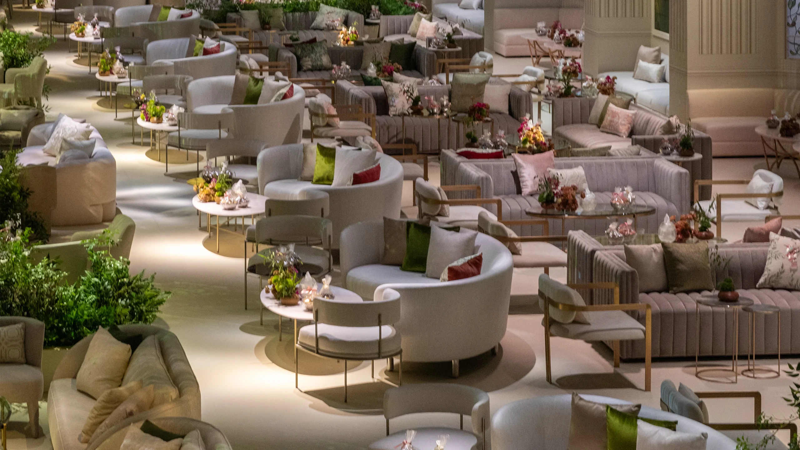 تأجير أثاث فعاليات يشمل طاولات وكراسي وجلسات VIP خدمة توريد مستلزمات الفعاليات في السعودية