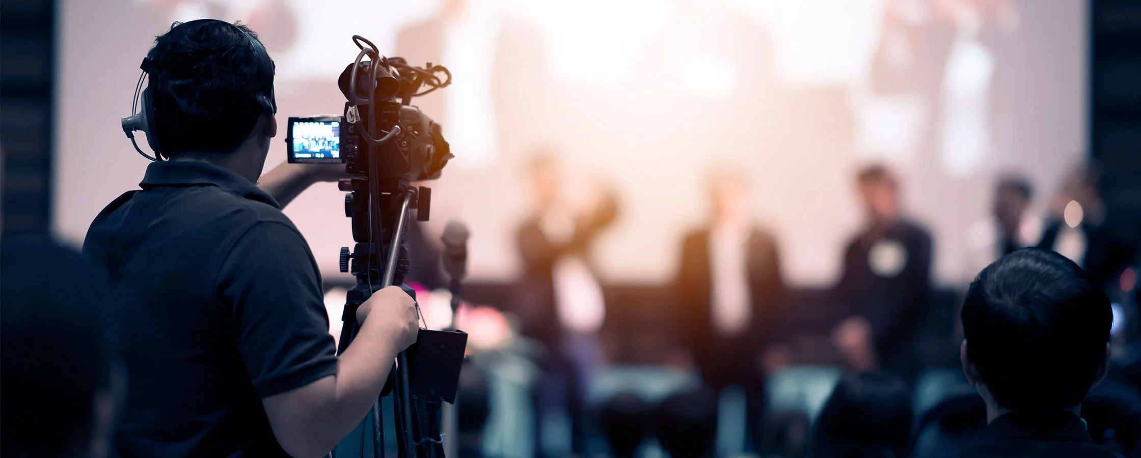 تشغيل أنظمة الصوت والصورة أثناء الفعاليات من خدمات الأنظمة الصوتية والبصرية والإضاءة